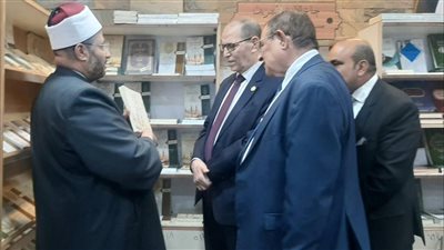 رئيس النيابة الإدارية يتفقد جناح الأزهر بمعرض الهيئة للكتاب