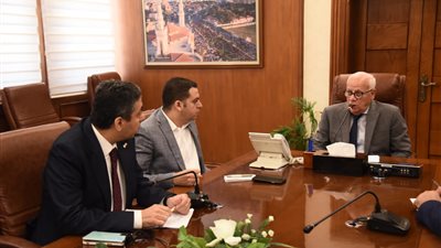 محافظ بورسعيد يتابع سير العمل في مشروعات الإسكان بالمحافظة