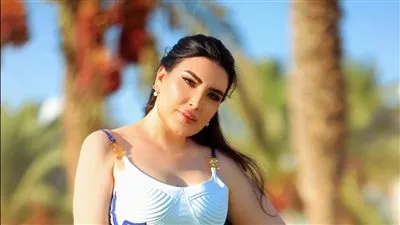 عبير صبري تتألق في جلسة تصوير باللون الأزرق