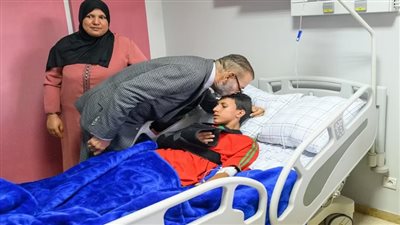 شاهد.. ملك المغرب يتبرع بالدم ويتفقد مصابي الزلزال (فيديو)