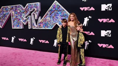 شاكيرا برفقة أبنائها في حفل جوائز MTV VMA تتسلم جائزة 