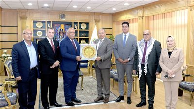 وفد من جامعة فلسطين في جامعة المنصورة لبحث سبل التعاون 