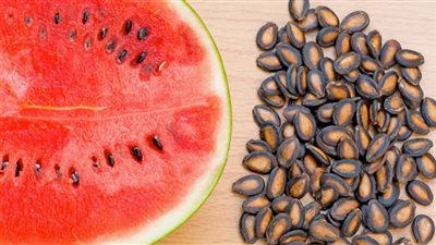 دراسة صادمة عن بذور البطيخ: يجب تناولها لهذا السبب