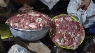بيطري الجيزة يضبط مقطعات لحوم وسجق فاسد (صور)