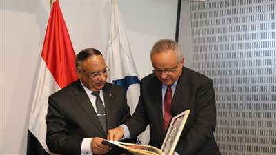 رئيس قضايا الدولة يزور مكتبة الإسكندرية 