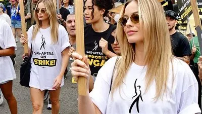 مارجو روبي تنضم لمسيرات اضراب الممثلين والكتاب في هوليوود