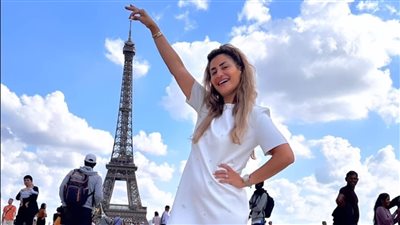 شاهد.. منة فضالي تنشر صور من أمام برج إيفل