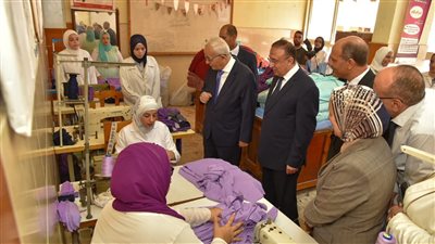 وزير التعليم يتفقد مشروع الزي بمدرسة رشدي الصناعية في الإسكندرية (صور)