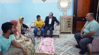 رب الأسرة التي استقبلت السيسي: الرئيس إنسان بمعنى الكلمة وزيارته كرم من الله