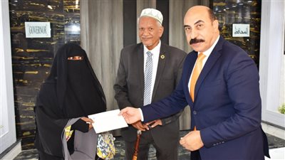 محافظ أسوان يمنح رحلات عمرة لـ 4 أسر من ضحايا حادث الغرق 