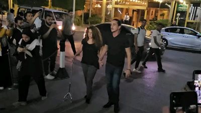 عاجل| بالعكاز..دنيا عبد العزيز تقدم واجب العزاء في شقيق محمد فؤاد 