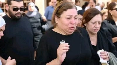 عاجل | منال الصيفي غاضبة من تكدس الكاميرات حولها في عزاء أشرف مصيلحي 