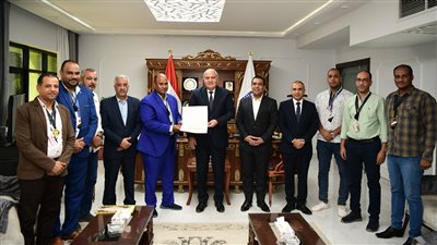 محافظ قنا يكرم فرقة أناكوندا للعروض المسرحية