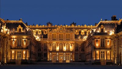 الملك تشارلز يعانق أنفاس والدته به.. ماذا تعرف عن قصر فرساي بفرنسا