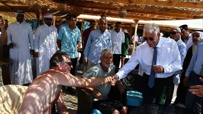 محافظ جنوب سيناء يدعو لتضافر الجهود للحفاظ على البيئة البحرية لمدينة دهب