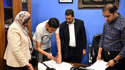 محافظ قنا يسلم الشباب 118 عقد عمل فى مصانع المنطقة الصناعية بقفط