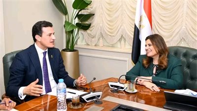 وفد مركز الأزهر العالمي للفتوى الإلكترونية يلتقي وزيرة الهجرة وشئون المصريين بالخارج 