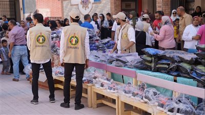 من بيت الزكاة.. توزيع أدوات مدرسية على الطلاب الأيتام في بني سويف