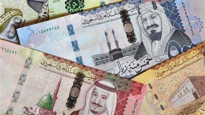 سعر الريال السعودي في البنوك ومكاتب الصرافة بداية التعاملات الاسبوعية 