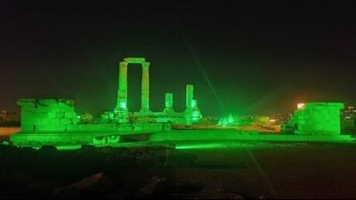 احتفالا باليوم الوطني السعودي.. ألوان علم المملكة تزيّن جبل القلعة بالعاصمة الأردنية