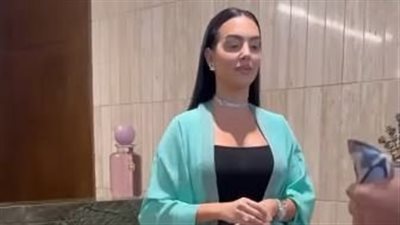 من عباءة سعودية لفستان مكشوف.. جورجينا رودريجيز تتصدر تريند جوجل 