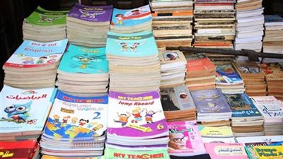 أولياء أمور يشكون من أسعار الكتب الخارجية.. ويناشدون بسرعة إتاحه النماذج الاسترشادية
