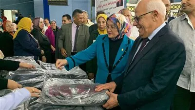 الأهالي يطلقون الزغاريد.. محافظ بورسعيد ووكيل التعليم يفتتحان معرض 