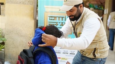 بيت الزكاة والصدقات يوزع أدوات مدرسية على الطلاب الأيتام وغير القادرين بالمنوفية