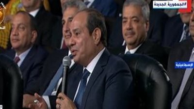 السيسي يداعب وزير الشباب: 