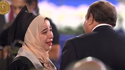 بكاء طالبة في حفل التفوق بعد رؤية الرئيس السيسي 