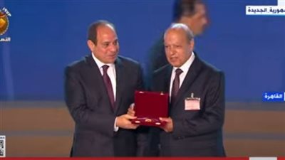 عاجل.. السيسي يكرم عددا من العلماء والأئمة والقراء باحتفالية المولد النبوي الشريف