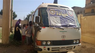 الكشف على 1077 مريضًا فى قافلة علاجية في كوم بني مراس بالدقهلية