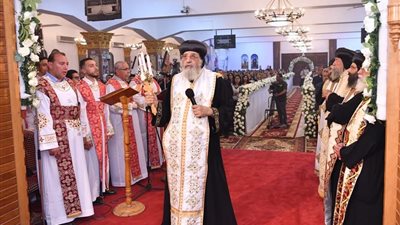 البابا تواضروس يصلي عشية عيد الصليب في الإسكندرية ويهنئ أبناءه بالعيد
