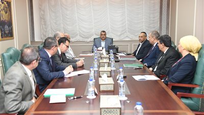 وزير الإنتاج الحربي يبحث موقف العقود الخاصة بعدد من المشروعات