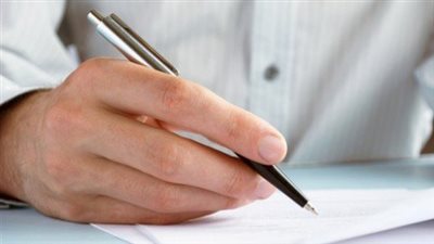 ما حكم إمضاء موظف مكان زميله في العمل؟.. الأوقاف تجيب