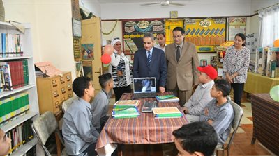 محافظ الغربية يشهد الطابور الصباحي بمدرسة طنطا الفنية النسيجية (صور)