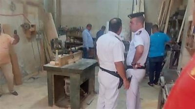 غلق وتشميع ورشة نجارة تتعدى على الطريق العام بالعمرانية