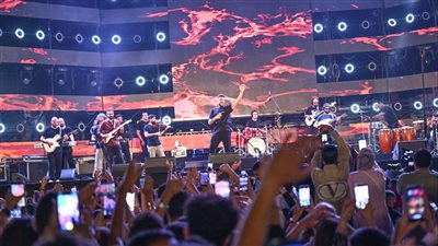 بالصور..حماقي يتألق بأضخم حفلات خريجي الثانوية فى الإسكندرية ويعلن عن انضمام الملحن عمرو طنطاوي لفرقته