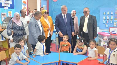 محافظ القليوبية يشهد طابور الصباح وتحية العَلَمْ في أول يوم دراسي 