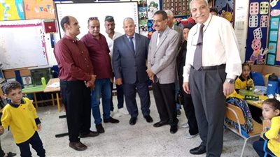  وكيل تعليم البحر الأحمر ورئيس الإدارة المركزية للتعليم الإعدادي يستقبلان الطلاب في أول أيام الدراسة (صور)
