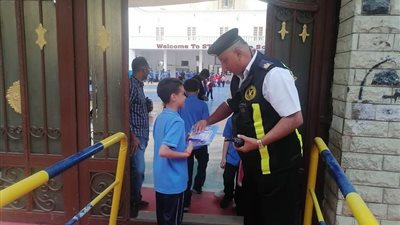 ضباط مرور المحلة يوزعون أدوات مدرسية طلاب المدارس (صور)