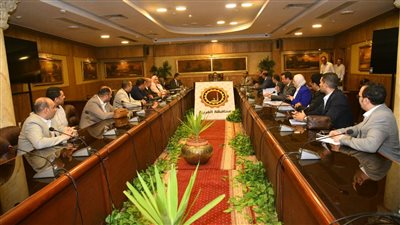 محافظ الغربية يعقد اجتماعا لتنسيق الجهود للارتقاء بالخدمات الطبية (صور)