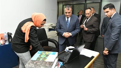 وزير الإنتاج الحربي يقوم بزيارة مفاجئة لمركز التميز العلمي والتكنولوجي