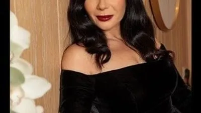 شاهد| منى زكي عارضة أزياء في أسبوع الموضة بباريس (إطلالة مبهجة بالأحمر)