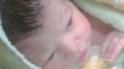 تواجد 3 أطباء بالصدفة.. سيدة تلد طفلها على متن قطار (فيديو)