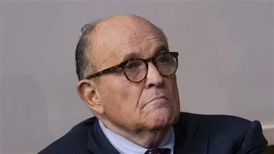 محامي ترامب السابق جولياني يقاضي بايدن