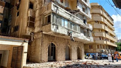 وفاة عامل وإصابة 3 آخرين في حادث انهيار شرفة عقار بالإسكندرية 