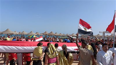 بعلم طوله 30 متر.. السياح يشاركون المصريين احتفالات انتصارات أكتوبر بالغردقة (صور)