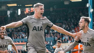 توتنهام يحقق فوزًا صعبًا أمام لوتون تاون في الدوري الإنجليزي 