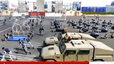 تزن 7 أطنان ونصف.. طلاب كلية الشرطة يجرون سيارات عسكرية ضخمة (فيديو)